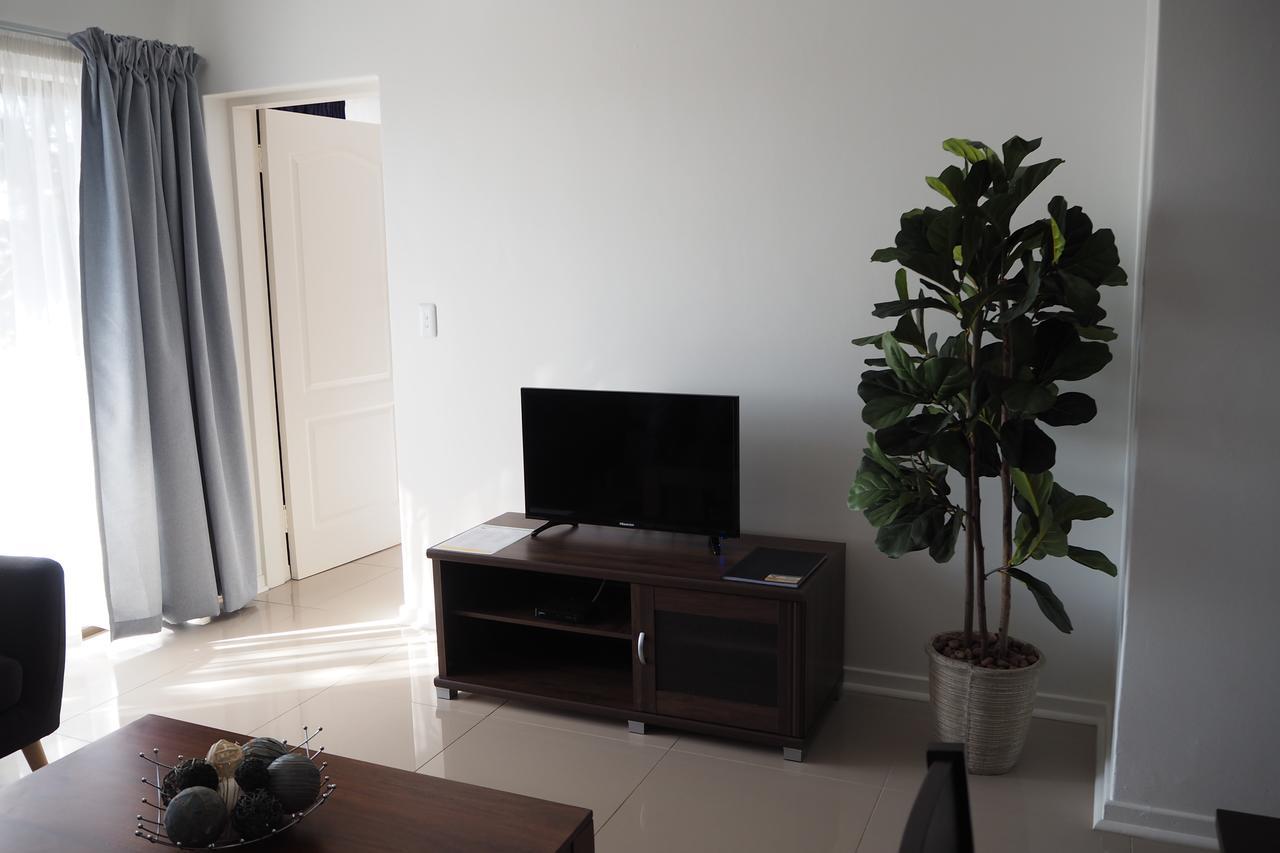 Or Tambo Self Catering Apartments, The Willows Boksburg Exteriör bild