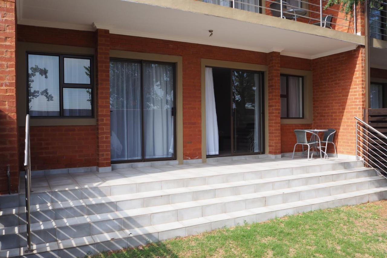 Or Tambo Self Catering Apartments, The Willows Boksburg Exteriör bild