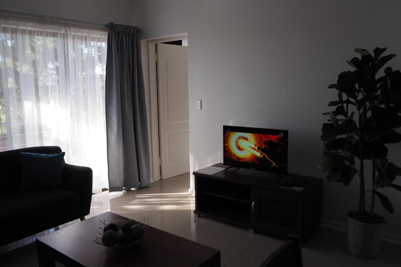 Or Tambo Self Catering Apartments, The Willows Boksburg Exteriör bild