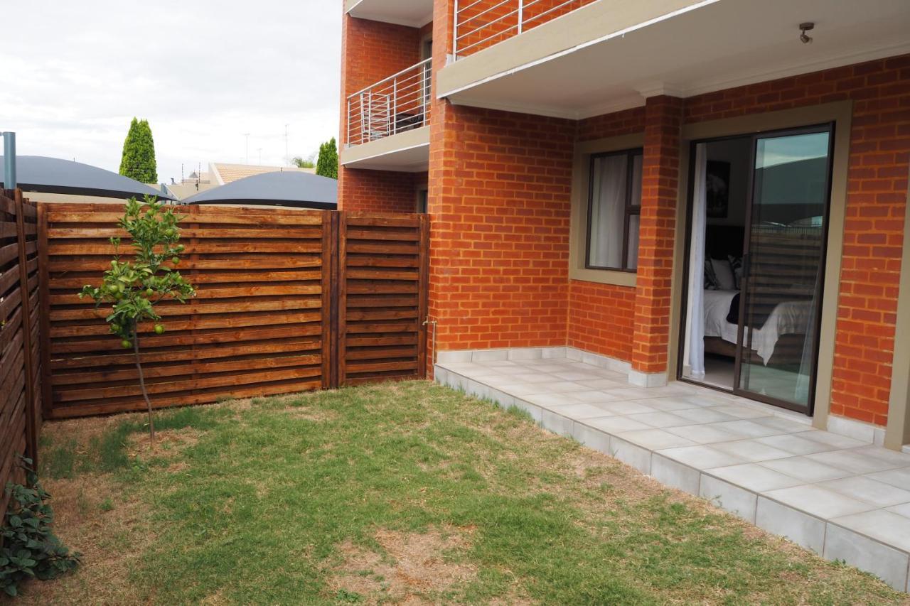 Or Tambo Self Catering Apartments, The Willows Boksburg Exteriör bild
