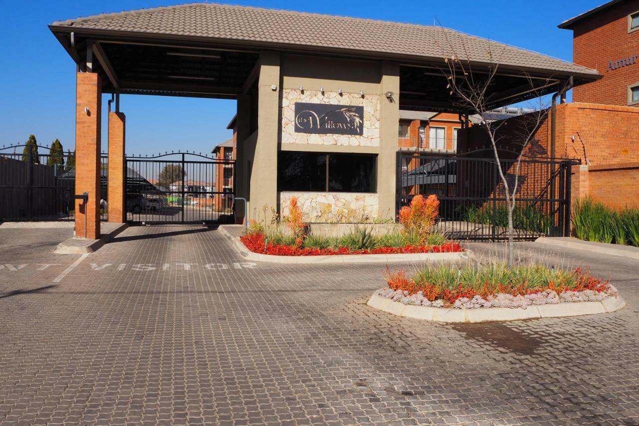Or Tambo Self Catering Apartments, The Willows Boksburg Exteriör bild