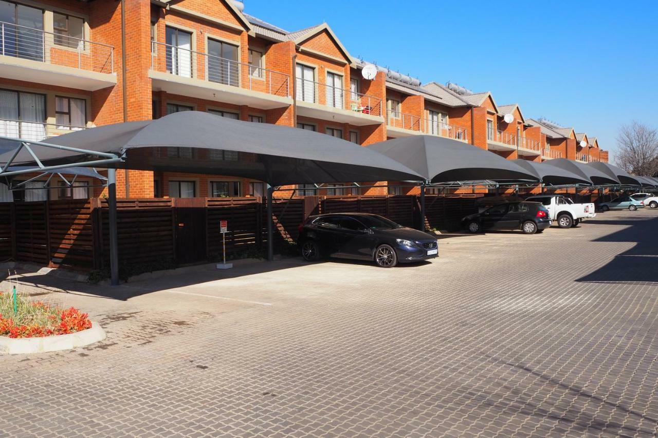 Or Tambo Self Catering Apartments, The Willows Boksburg Exteriör bild