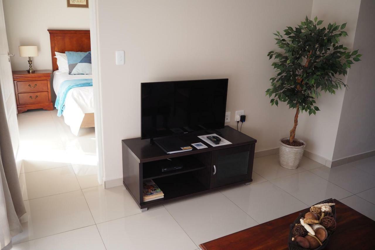 Or Tambo Self Catering Apartments, The Willows Boksburg Exteriör bild